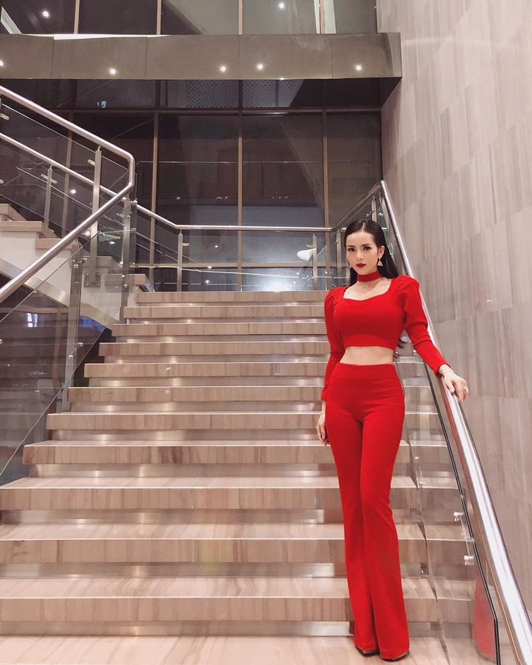 Diện cây đỏ nổi bật, Kim Thành không quên khoe eo thon nhỏ nhắn. Ảnh: FBNV. Video "Minh Hằng chia sẻ về phong cách thời trang". Nguồn: VTC.