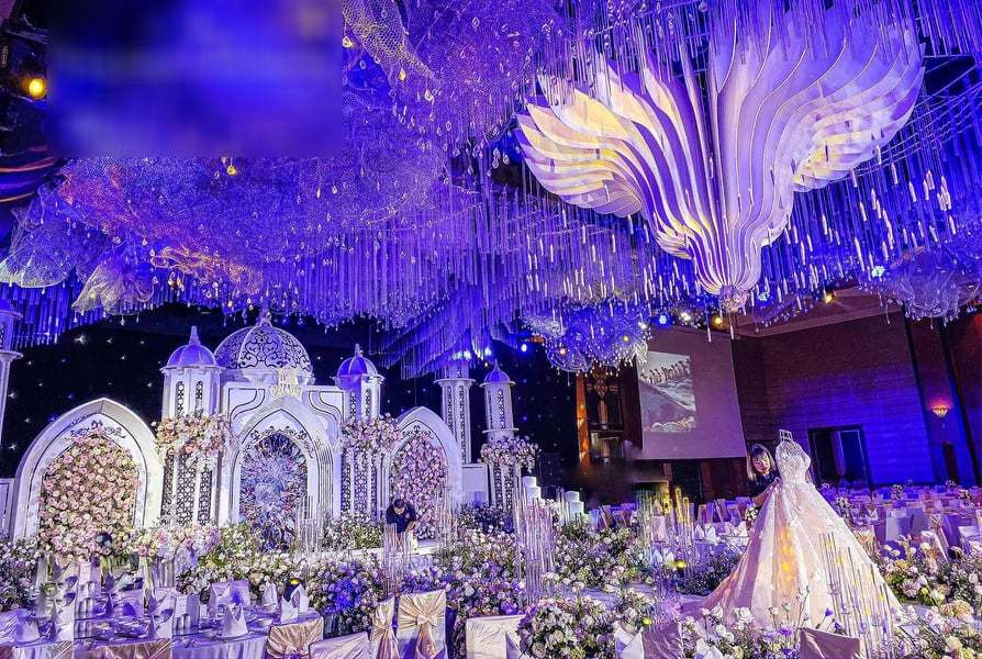 Nữ giảng viên quyến rũ, đeo vàng trĩu cổ trong ngày vu quy - Hình 8 Nu giang vien quyen ru, deo vang triu co trong ngay vu quy-Hinh-8