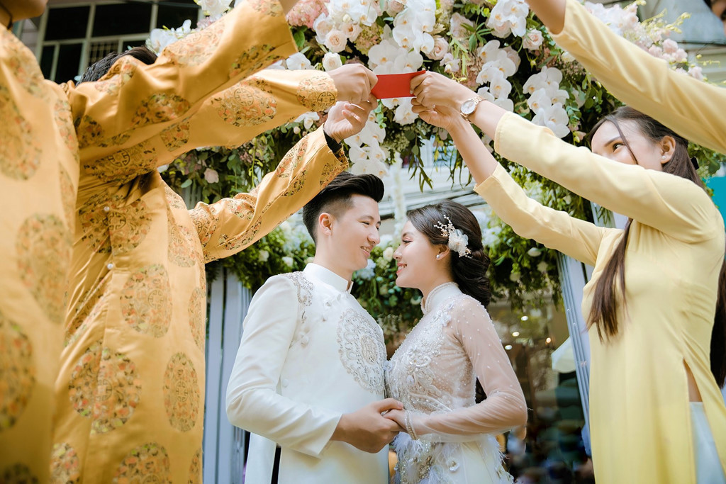 Nữ giảng viên quyến rũ, đeo vàng trĩu cổ trong ngày vu quy - Hình 2 Nu giang vien quyen ru, deo vang triu co trong ngay vu quy-Hinh-2