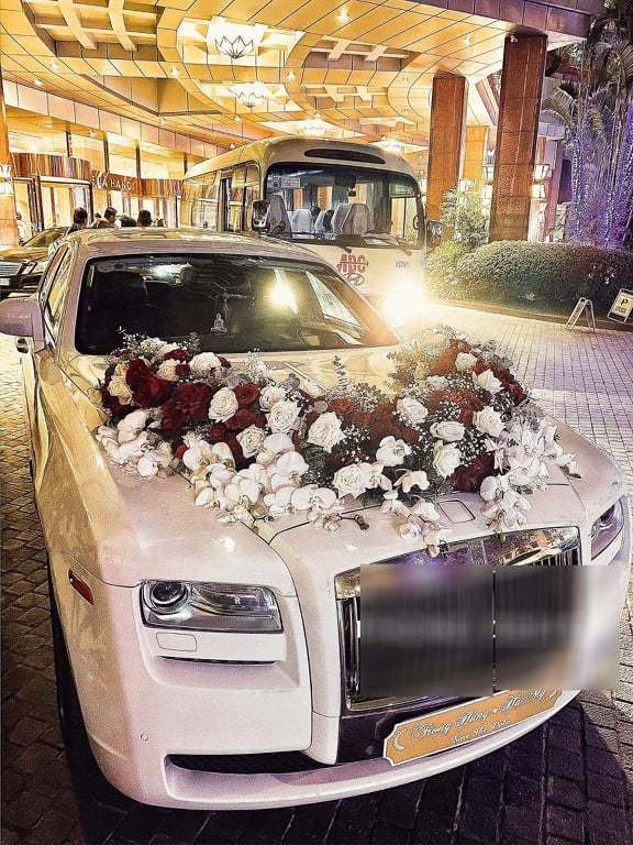 Nữ giảng viên quyến rũ, đeo vàng trĩu cổ trong ngày vu quy - Hình 9 Nu giang vien quyen ru, deo vang triu co trong ngay vu quy-Hinh-9