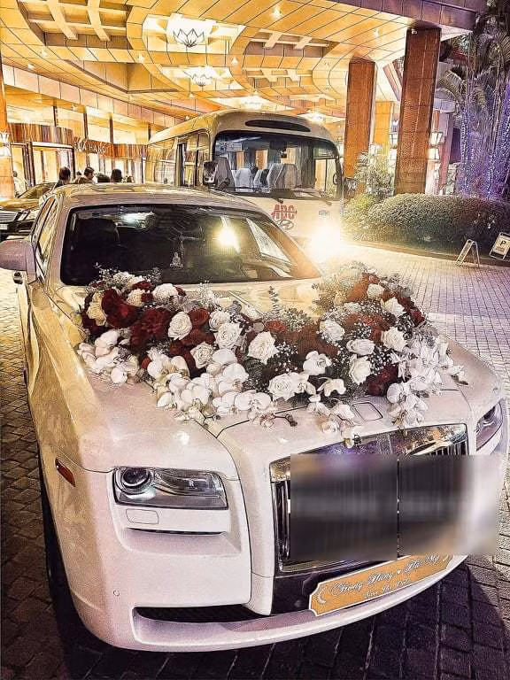 Nữ giảng viên quyến rũ, đeo vàng trĩu cổ trong ngày vu quy - Hình 9 Nu giang vien quyen ru, deo vang triu co trong ngay vu quy-Hinh-9