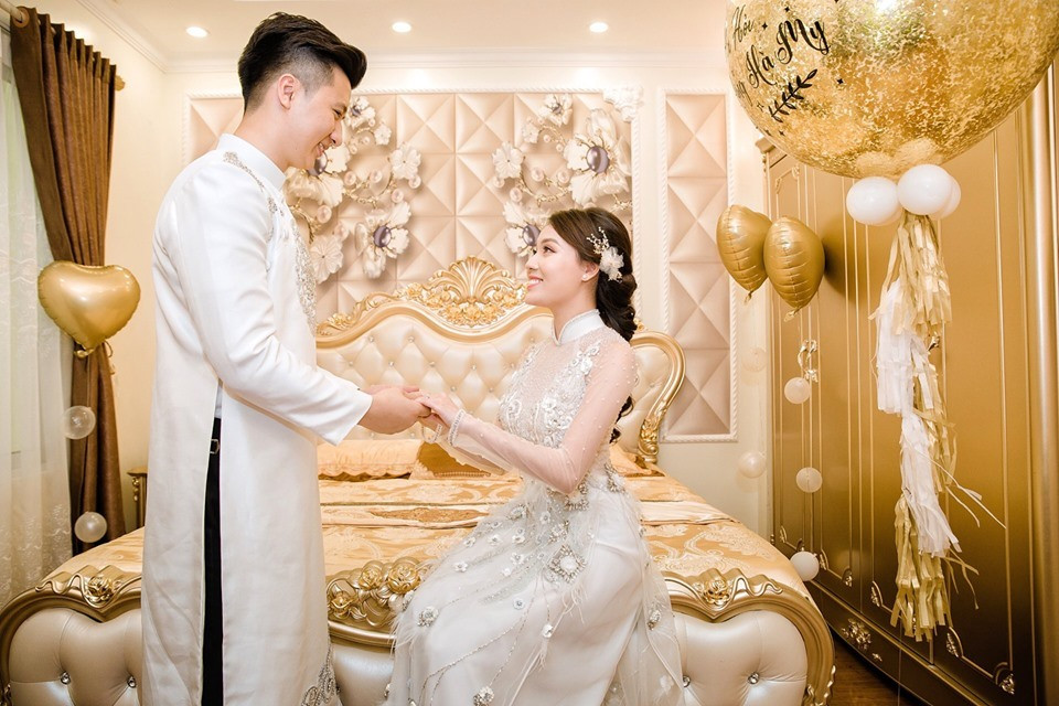 Nữ giảng viên quyến rũ, đeo vàng trĩu cổ trong ngày vu quy - Hình 6 Nu giang vien quyen ru, deo vang triu co trong ngay vu quy-Hinh-6