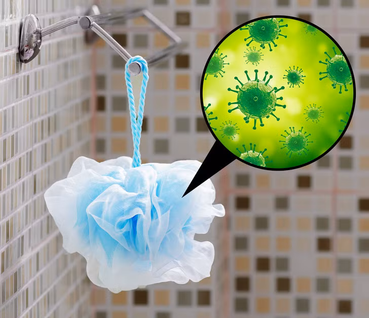 Sử dụng xơ mướp/bông tắm/bọt biển: Thói quen trong phòng tắm này giúp bạn dễ dàng loại bỏ bụi bẩn, da chết trên cơ thể. Tuy nhiên, chúng cũng tích tụ một lượng lớn vi khuẩn. Vì vậy sau khi sử dụng, bạn nên vệ sinh chúng sạch sẽ, cất ở nơi khô thoáng. Đừng quên thay mới thường xuyên để đảm bảo vệ sinh.