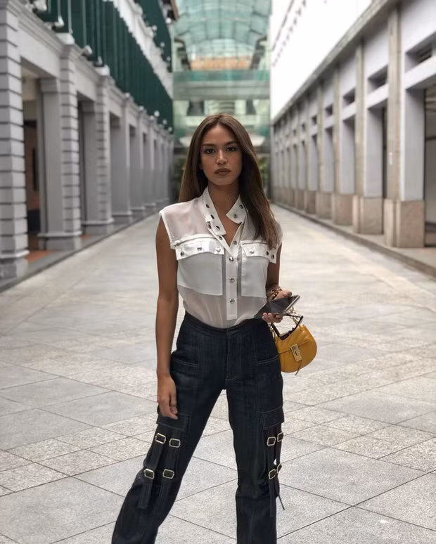 Chị gái cầu thủ Brunei giàu nhất thế giới cũng rất chuộng các trang phục xuyên thấu khoe hình thể.