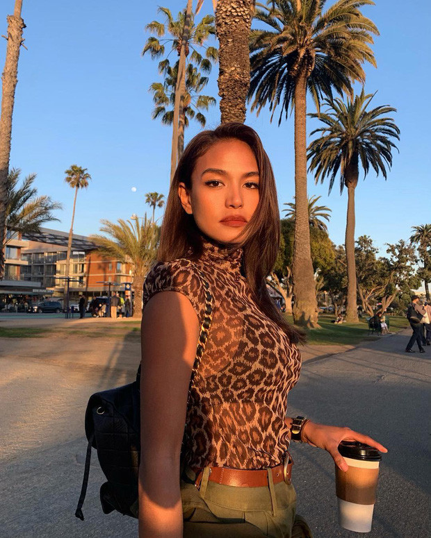 Chiếc áo xuyên thấu giúp cô nàng trông vừa gợi cảm vừa phong cách.