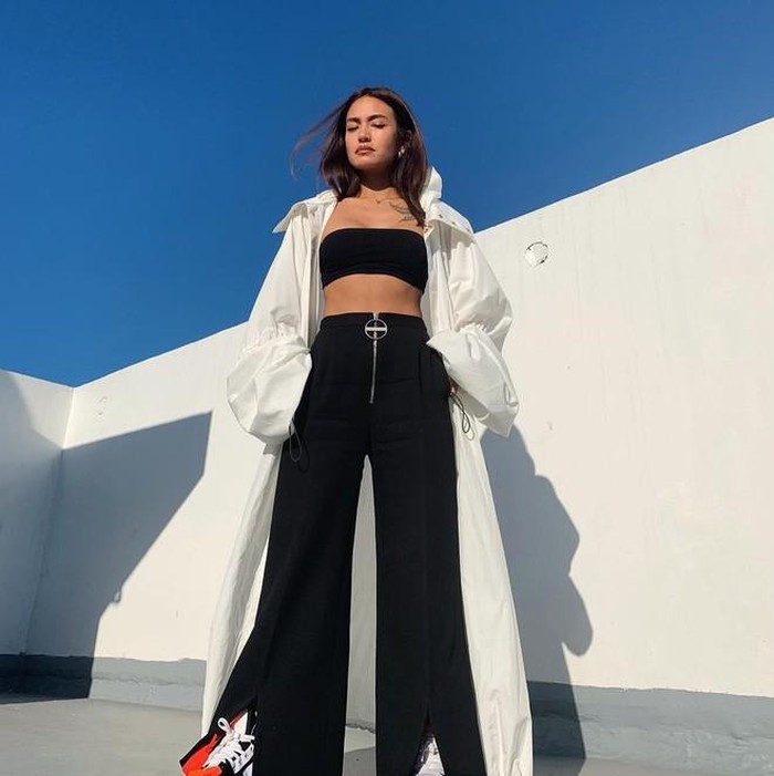 Áo quây ngực với quần ống rộng và áo khoác dài giúp Samantha trông cực ngầu. Ảnh: Internet. Video "Minh Hằng chia sẻ về phong cách thời trang". Nguồn: VTC.