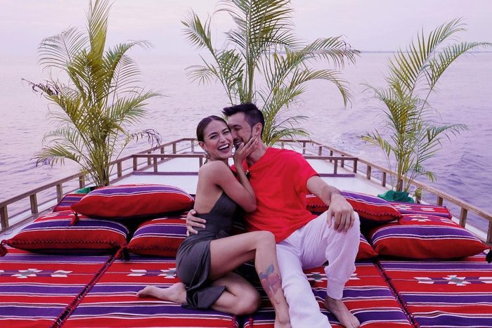 Chính vì vậy, cô nàng có phong cách ăn mặc cực “chất” và luôn biết cách chiếm spotlight ở bất kì đâu.