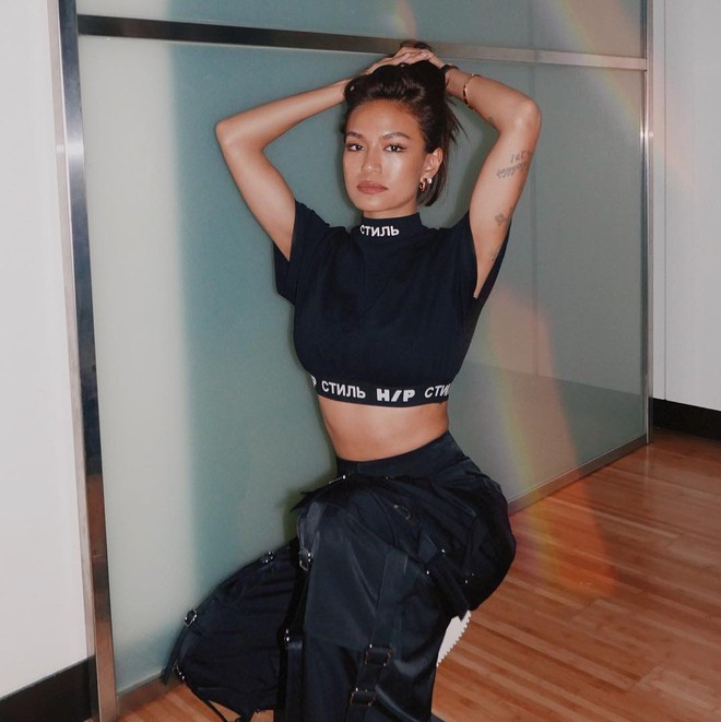 Kết hợp áo croptop với quần thể thao khoe eo thon xinh xắn.