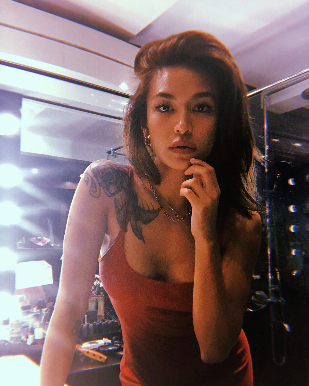 Samantha trông cực nóng bỏng trong chiếc đầm 2 dây gợi cảm.