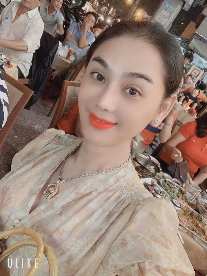 Người đẹp còn không ngại tiết lộ điều quan trọng giúp da trắng đẹp và lưu giữ nét đẹp đó chính là nhờ vào sự hạnh phúc trong tình yêu và gia đình.