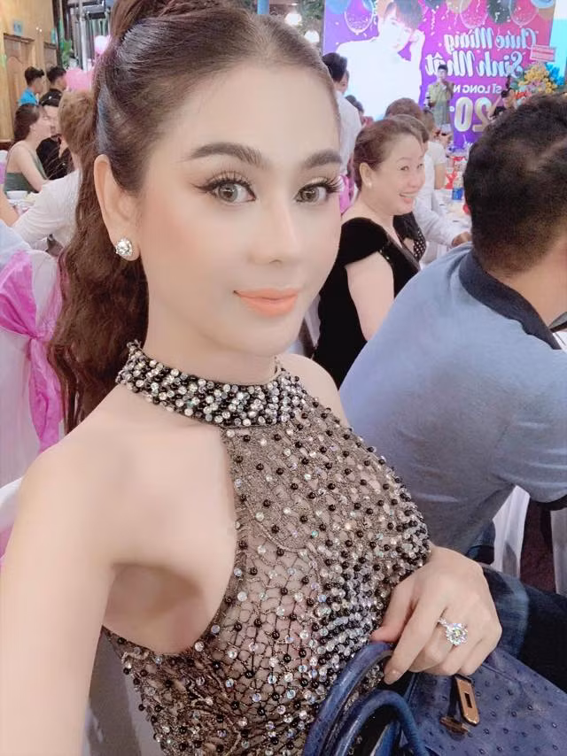 Nói về chế độ dinh dưỡng và giữ dáng, nữ ca sĩ cho biết mình không quá kiêng khem, tập luyện thể dục cũng chỉ ở mức vừa phải.