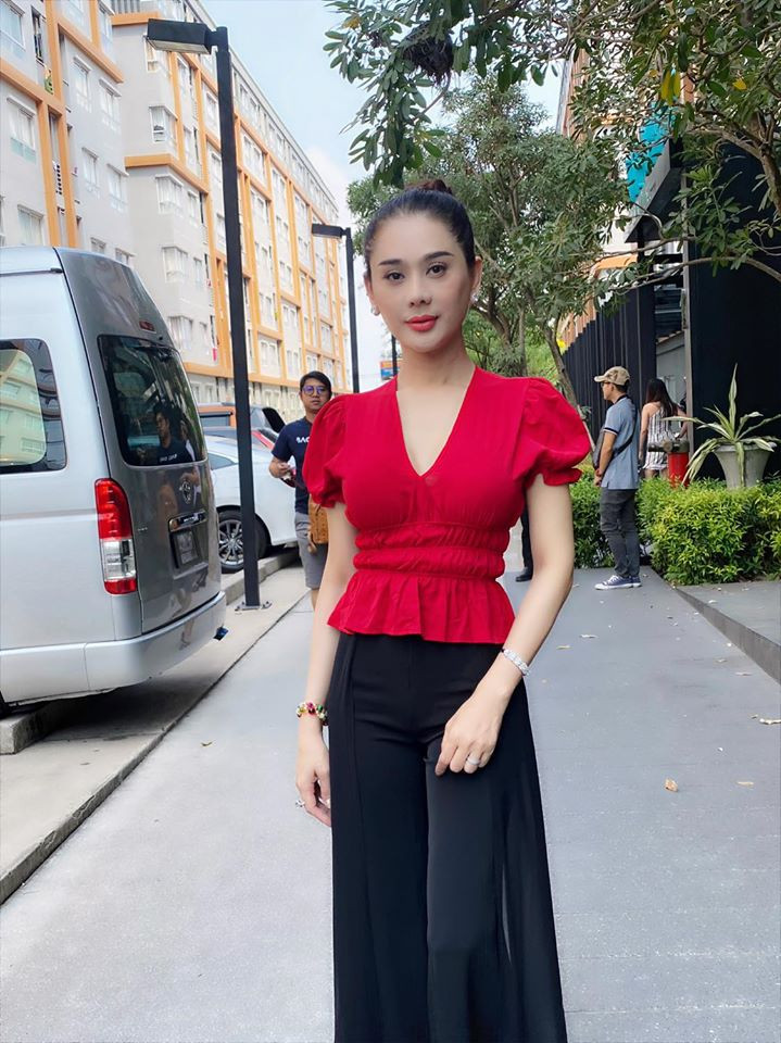 Lâm Khánh Chi thường dưỡng da bằng các loại mặt nạ chăm sóc da tự nhiên như đắp dưa leo, nha đam,...