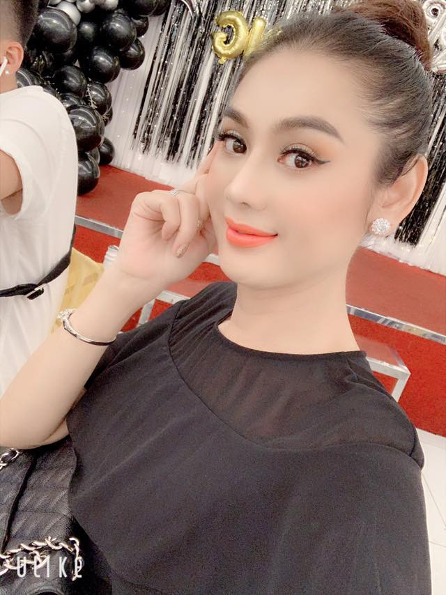 Cô hạn chế tiếp xúc với ánh nắng mặt trời cũng như các loại mỹ phẩm kém chất lượng để bảo vệ làn da tốt hơn.