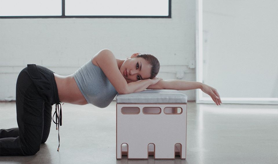 Cô gái 25 tuổi người Mỹ gốc Hoa, Michelle Lou Lan, được cộng đồng yoga phong tặng danh hiệu ‘nữ thần yoga’ nhờ vóc dáng săn chắc, vô cùng gợi cảm. Trước khi trở thành huấn luyện viên yoga, cô từng là một vũ công chuyên nghiệp.