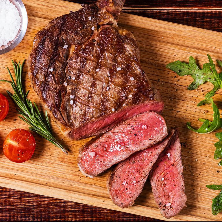 Thịt bò nuôi bằng cỏ: Nếu bạn là người yêu thịt thì chắc chắn không có thực phẩm nào tuyệt vời hơn thịt bò trong việc nuôi dưỡng tóc. Thịt bò nuôi bằng cỏ giàu sắt và omega-3 giúp tóc dày và khỏe hơn.