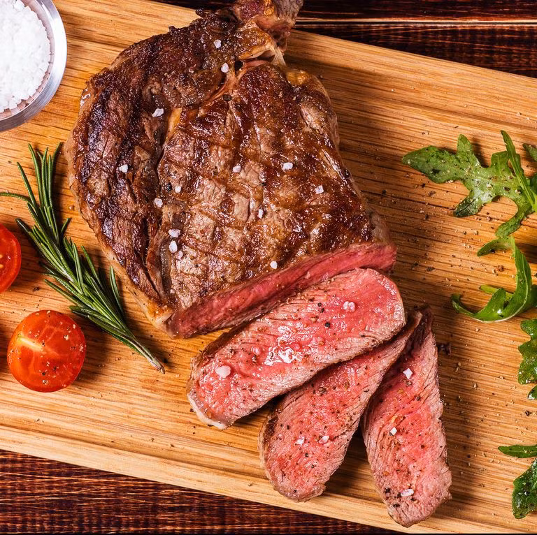 Thịt bò nuôi bằng cỏ: Nếu bạn là người yêu thịt thì chắc chắn không có thực phẩm nào tuyệt vời hơn thịt bò trong việc nuôi dưỡng tóc. Thịt bò nuôi bằng cỏ giàu sắt và omega-3 giúp tóc dày và khỏe hơn.