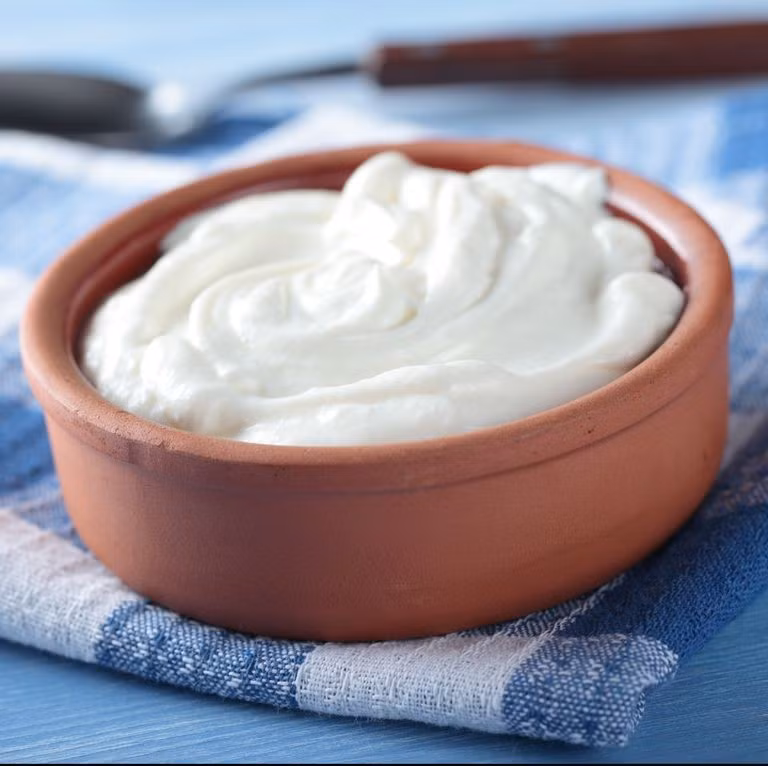 Sữa chua Hy Lạp: Sữa chua Hy Lạp giàu protein và canxi giúp cho mái tóc chắc khỏe. Bạn nên ăn kèm với các loại quả mọng giàu vitamin C như dâu, việt quất để đạt hiệu quả cao nhất.