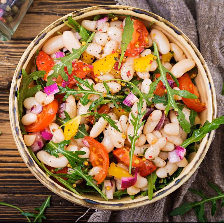 Các loại đậu: Các loại đậu cũng là một nguồn sắt và protein thực vật dồi dào. Đậu đen, đậu gà, đậu xanh hay đậu lăng sẽ giúp bạn có được mái tóc dày và chắc khỏe.