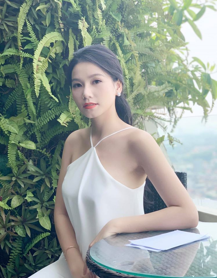 Chiếc váy táo bạo tôn lên đôi vai trần quyến rũ của Lương Giang/