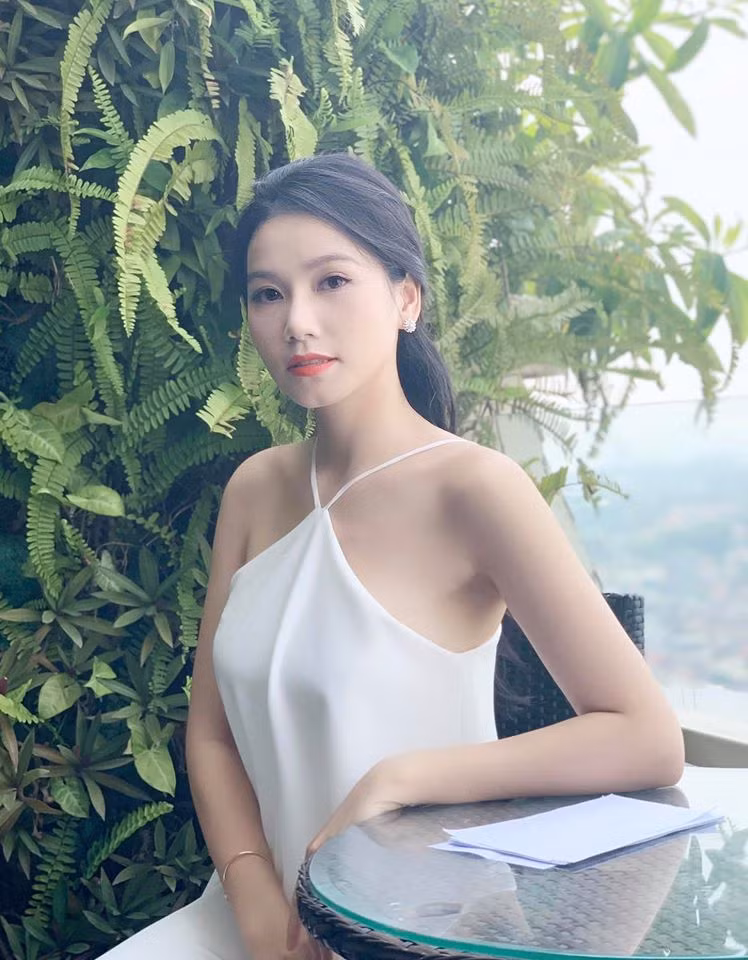 Chiếc váy táo bạo tôn lên đôi vai trần quyến rũ của Lương Giang/