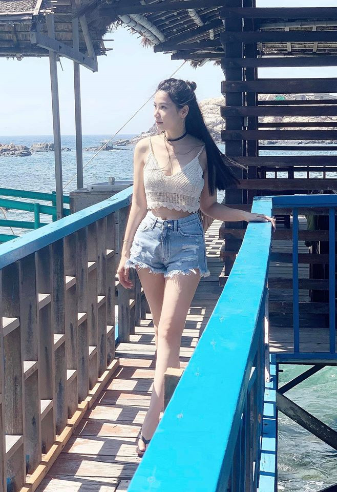 Nữ diễn viên sinh năm 1986 mặc áo lưới với quần short ngắn mát mẻ trong chuyến du lịch.