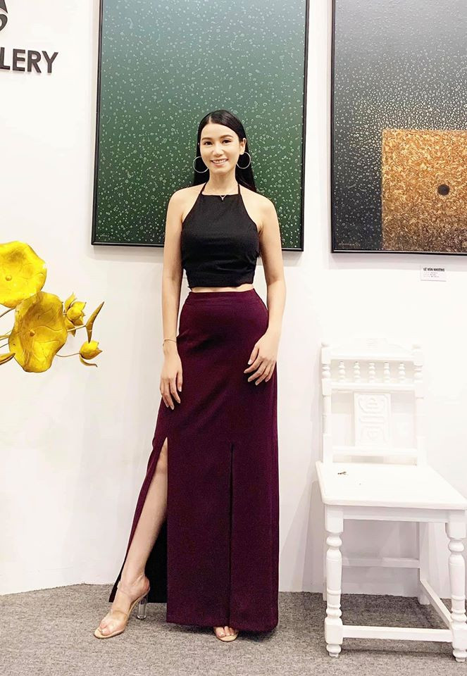 Người đẹp này khá yêu thích các kiểu áo váy cổ yếm mang nét truyền thống.