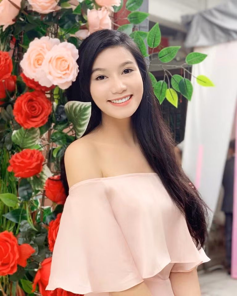 Các trang phục khoe vai trần luôn được Lương Giang ưu ái hơn cả. Ảnh" FBNV. Video "Minh Hằng chia sẻ về phong cách thời trang". Nguồn: VTC.