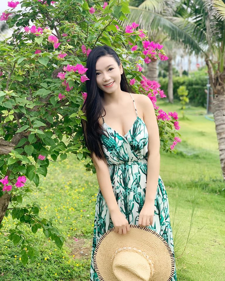 Thời trang đi biển của cô nàng này khá phóng thoáng và sexy.