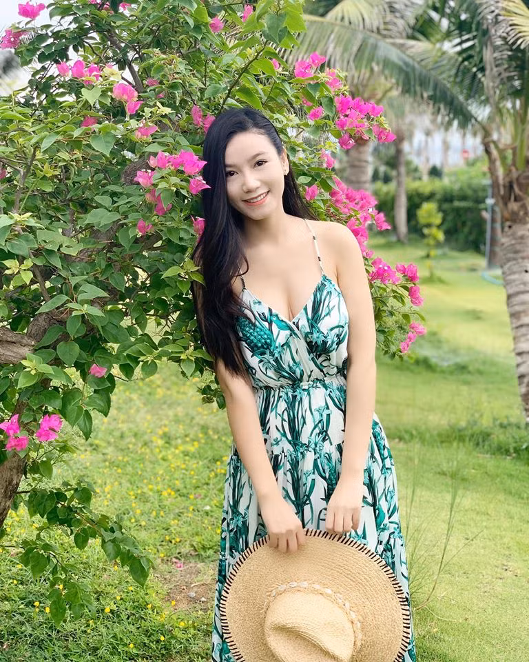 Thời trang đi biển của cô nàng này khá phóng thoáng và sexy.