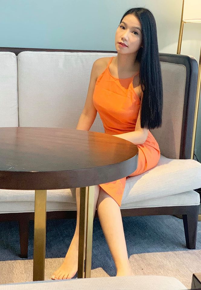 Lương Giang thường xuyên diện các mẫu váy cổ yếm gợi cảm.