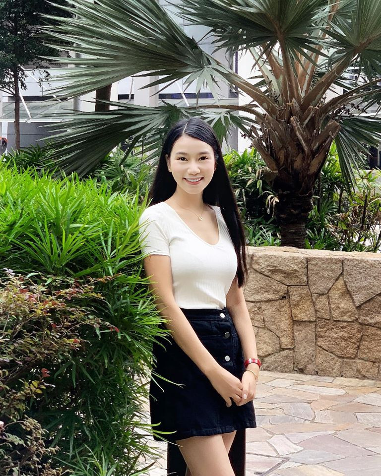 Sinh năm 1986, Lương Giang được khán giả yêu thích qua các vai diễn trong nhiều bộ phim Nhà có nhiều cửa sổ, 13 nữ tù, Khát vọng Thăng Long, Cầu vồng tình yêu... và gần đây là Hoa cỏ may 3. Bên cạnh đó, cô còn là một họa sĩ, giảng viên khoa Quản lý Văn hóa của Đại học Sư phạm Nghệ thuật Trung ương.