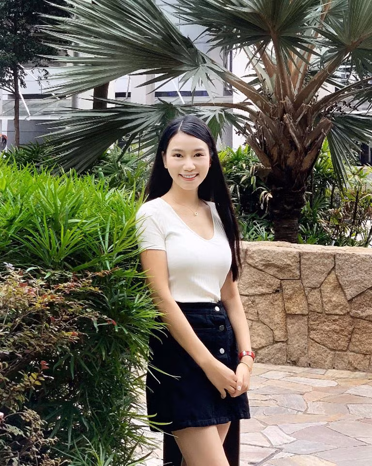 Sinh năm 1986, Lương Giang được khán giả yêu thích qua các vai diễn trong nhiều bộ phim Nhà có nhiều cửa sổ, 13 nữ tù, Khát vọng Thăng Long, Cầu vồng tình yêu... và gần đây là Hoa cỏ may 3. Bên cạnh đó, cô còn là một họa sĩ, giảng viên khoa Quản lý Văn hóa của Đại học Sư phạm Nghệ thuật Trung ương.