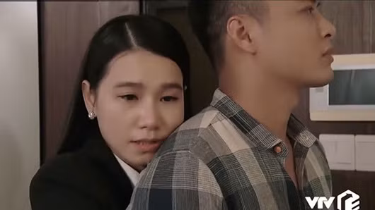 Trong "Hoa hồng trên ngực trái" tập 26 phát sóng tối 31/10, một trong những phân cảnh khiến khán giả bực bội nhất khi xem liên quan đến nhân vật Ngân do diễn viên Lương Giang đảm nhận.