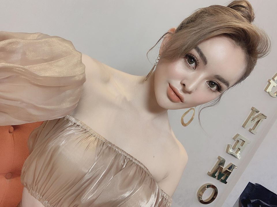 Hotgirl nóng bỏng này thường xuyên chọn các trang phục cúp ngực, áo croptop khoe eo thon.