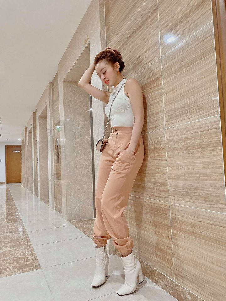 Chiếc áo croptop với quần jean tạo nên phong cách năng động, trẻ trung và sexy cho Trang Nemo. Ảnh: FBNV. Video "Minh Hằng chia sẻ về phong cách thời trang". Nguồn: VTC.