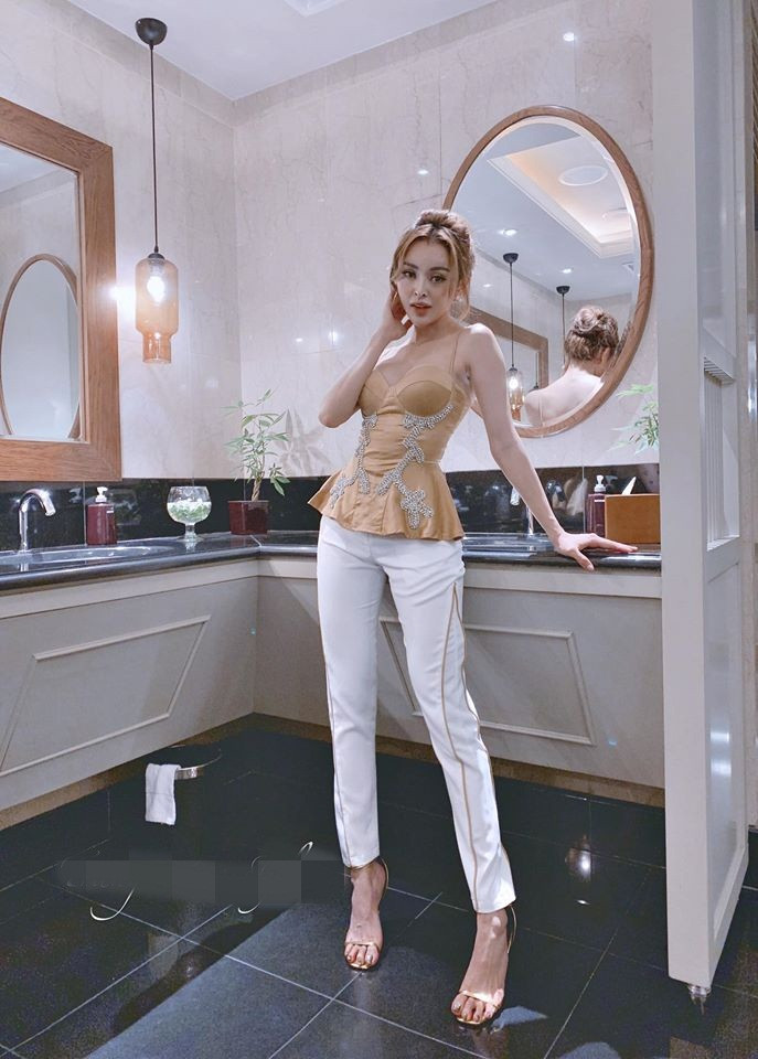 Các kiểu áo hai dây cũng được hot girl này đặc biệt ưu ái.