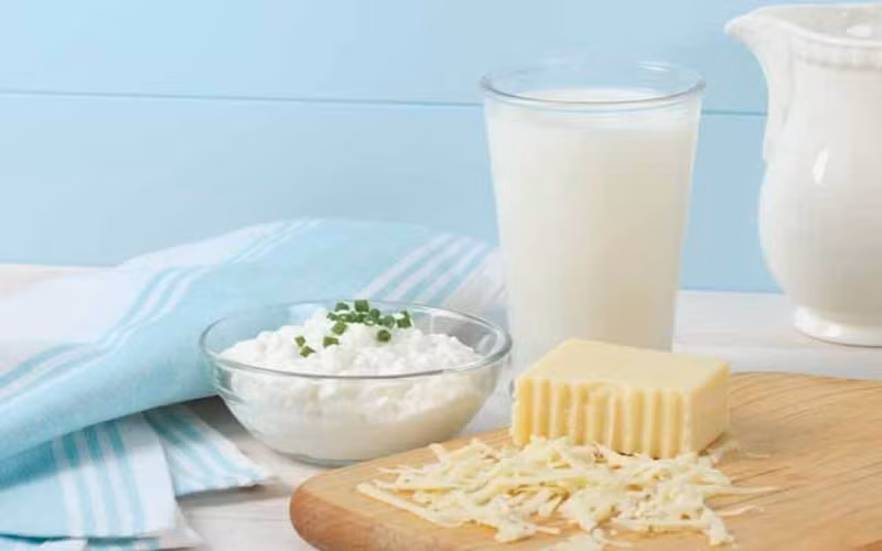 Mặc dù các sản phẩm sữa rất giàu vitamin và chất dinh dưỡng, nhưng tiêu thụ quá nhiều sữa, sữa chua và phô mai có thể gây hại. Nguyên nhân là do lượng phốt pho cao có trong những thực phẩm này có thể gây quá tải cho thận.