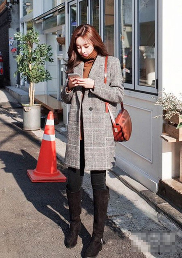 Áo len cao cổ mix cùng áo khoác kẻ dáng dài tạo nên phong cách thanh lịch. Đôi bốt cao cổ là phụ kiện thích hợp cho set đồ này.