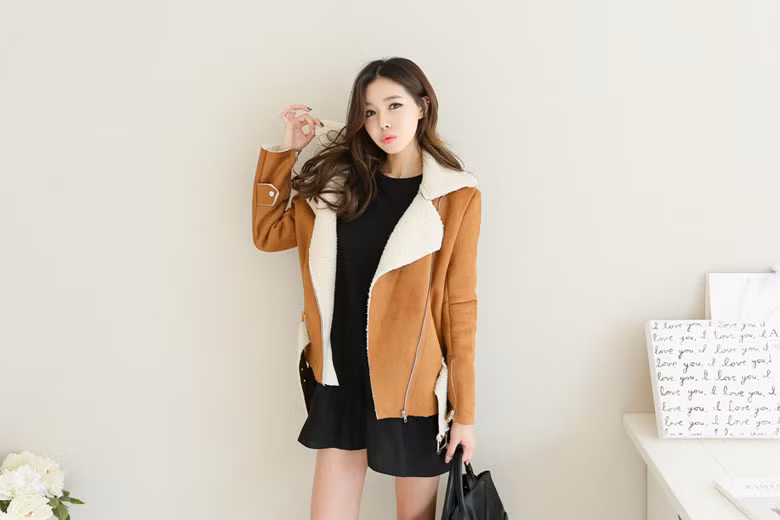 Áo jacket dáng ngắn chất liệu da lộn kết hợp với lớp len lông cừu trắng sang trọng, nổi bật là item sang chảnh cho các cô gái cá tính. Ảnh: Internet. Video "Minh Hằng chia sẻ về phong cách thời trang". Nguồn: VTC.