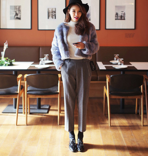 Áo khoác lông với nhiều kiểu dáng, màu sắc, bạn có thể thỏa sức biến hóa nhiều phong cách khác nhau, thanh lịch khi đến chốn công sở. 