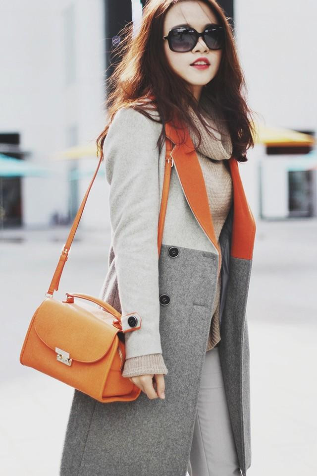 Áo khoác dạ với chiều dài quá gối được dự đoán sẽ là món đồ được nhiều nàng công sở săn lùng trong mùa lạnh năm nay.