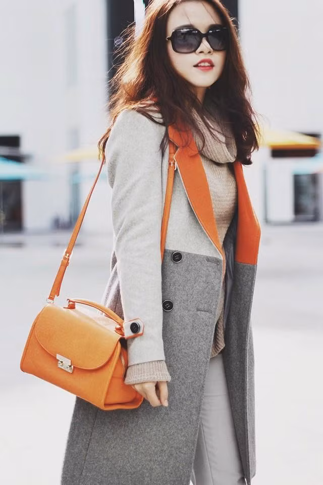 Áo khoác dạ với chiều dài quá gối được dự đoán sẽ là món đồ được nhiều nàng công sở săn lùng trong mùa lạnh năm nay.