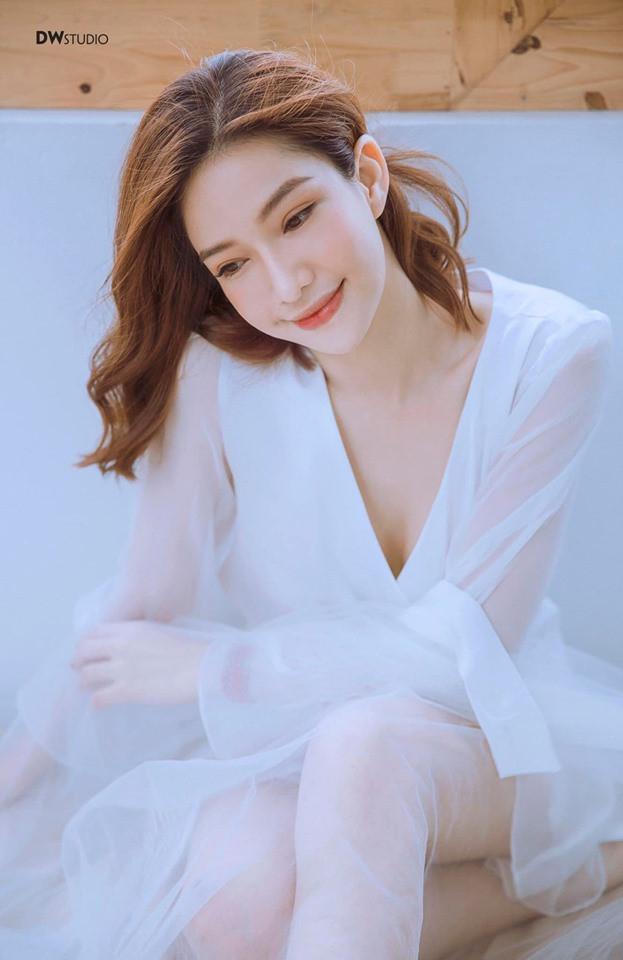 Trước khi kết hôn, nữ diễn viên sinh năm 1990 ngày càng chuộng phong cách thời trang sexy khoe vẻ gợi cảm, trẻ đẹp.