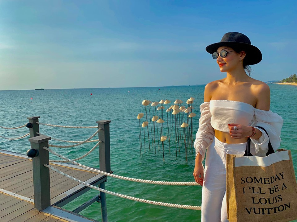 Trang phục cúp ngực với phần tay bồng trễ nải tôn lên đôi gò bồng đào đầy cuốn hút của Lưu Đê Ly.