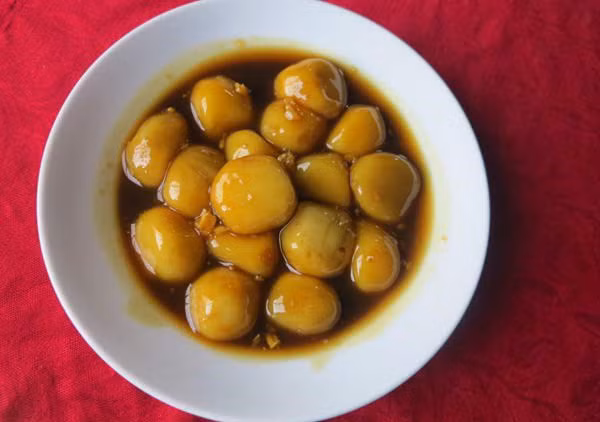 Bánh ngào hay còn gọi là bánh mật là thứ đặc sản dân dã của người dân xứ Nghệ. Xắn một miếng bánh vàng óng đưa vào miệng, vị ngọt ngào của mật mía, dẻo của nếp và thơm thơm mùi gừng sẽ hấp dẫn bạn ngay từ lần thử đầu tiên.