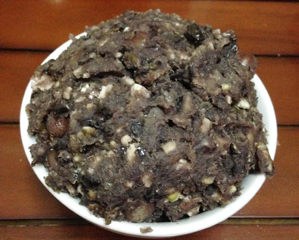 Khoai xéo: Món này có từ bao đời, người dân xứ Nghệ trước đây vốn nghèo khó thường ăn khoai nên mới chế ra món khoai xéo, kết hợp với vừng đen, lạc nấu trong nhiều giờ, thời nay họ bỏ thêm đường khi ăn khoai xéo có vị ngọt, thơm và bùi bùi.