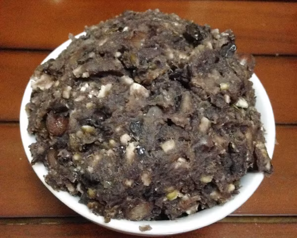 Khoai xéo: Món này có từ bao đời, người dân xứ Nghệ trước đây vốn nghèo khó thường ăn khoai nên mới chế ra món khoai xéo, kết hợp với vừng đen, lạc nấu trong nhiều giờ, thời nay họ bỏ thêm đường khi ăn khoai xéo có vị ngọt, thơm và bùi bùi.