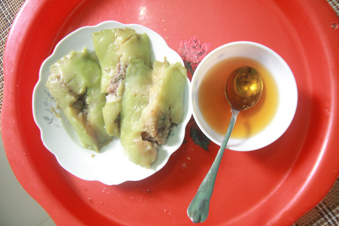 Bánh lá gói: Là món ăn vặt được nhiều bạn trẻ “nghiền”, vì có hương vị thơm của nước mắm cốt, sự dẻo dai của bột gạo hoặc bột nếp.