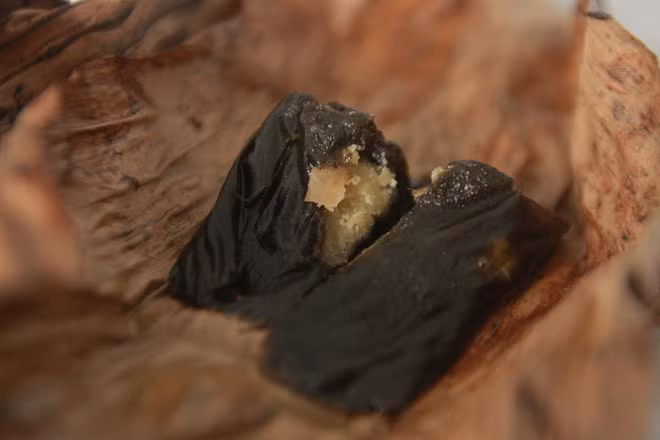 Bánh gai xứ dừa Anh Sơn: Là món ăn có từ lâu đời ở xã Tường Sơn, huyện Anh Sơn, Nghệ An. Món này là sự kết hợp giữa lá gai, bột nếp, mật mía, nhân đậu khi ăn vào ngọt dịu, thơm nức.