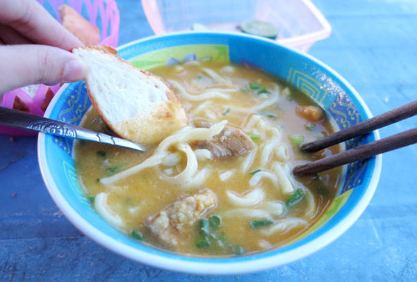 Cháo canh: Món ăn được kết hợp từ bột mì và trứng chim cút, vị cay và thơm nồng, cộng với giò Nghi Phú. Nhiều người cứ tưởng, cháo canh là món kết hợp giữa cháo và canh, đến khi tận mắt chứng kiến và thưởng thức mới thốt lên “ngon”.